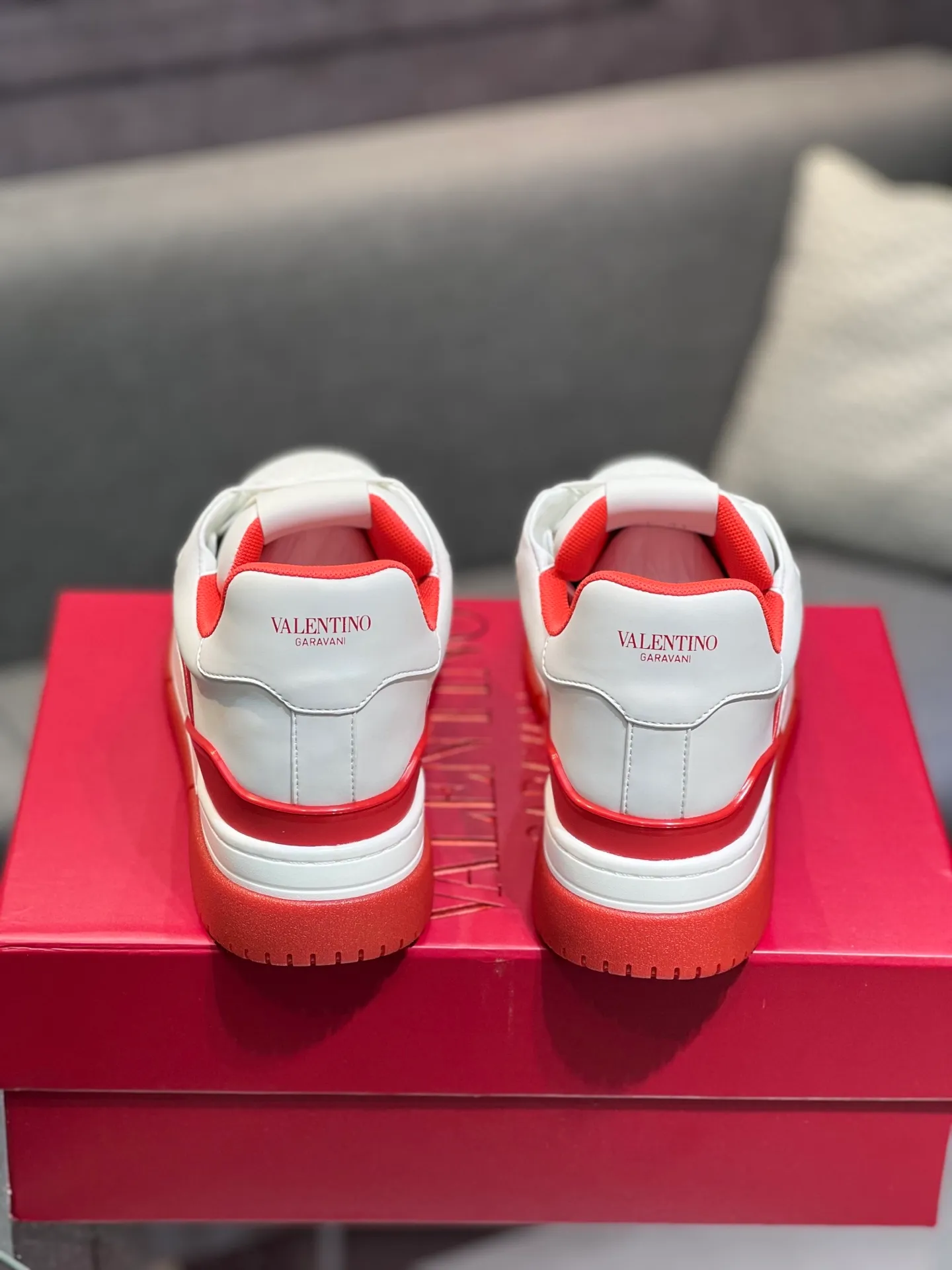 Men's Men's Shoes 💰660 Valentino 2023 early autumn new star shoes are now online! Wang Hedi and Ren Jialun have been worn by many celebrities. Who can refuse the same couple shoes as Wang Hedi! The design of Stars Stab My Heart is cool and spicy. The material of the shoes is cowhide, and every color is beautiful! Size 35-40, men’s size 39-44 (women’s 41, men’s 38, 45🉑️customized)